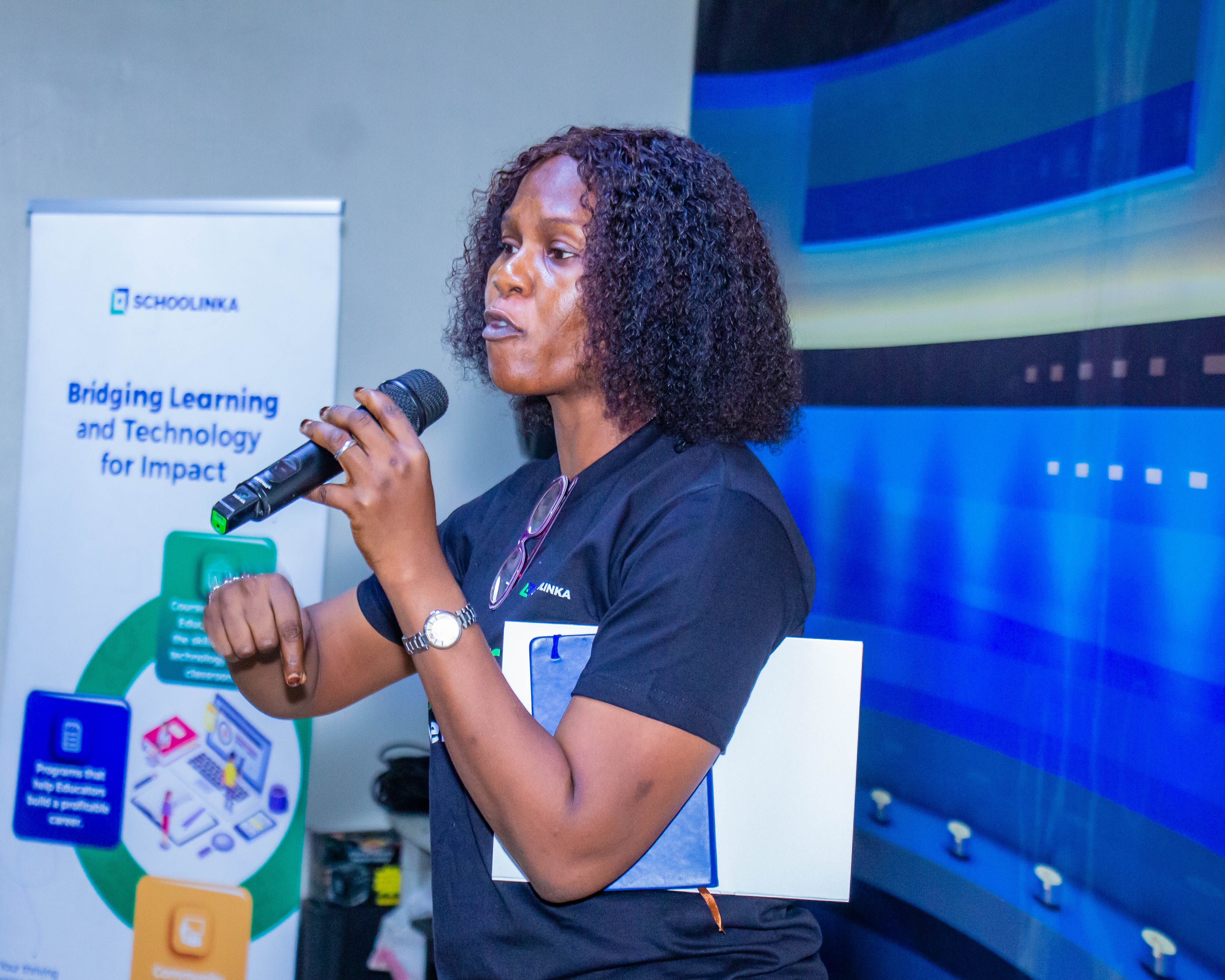 Schoolinka facilitator presenting at a teacher training session